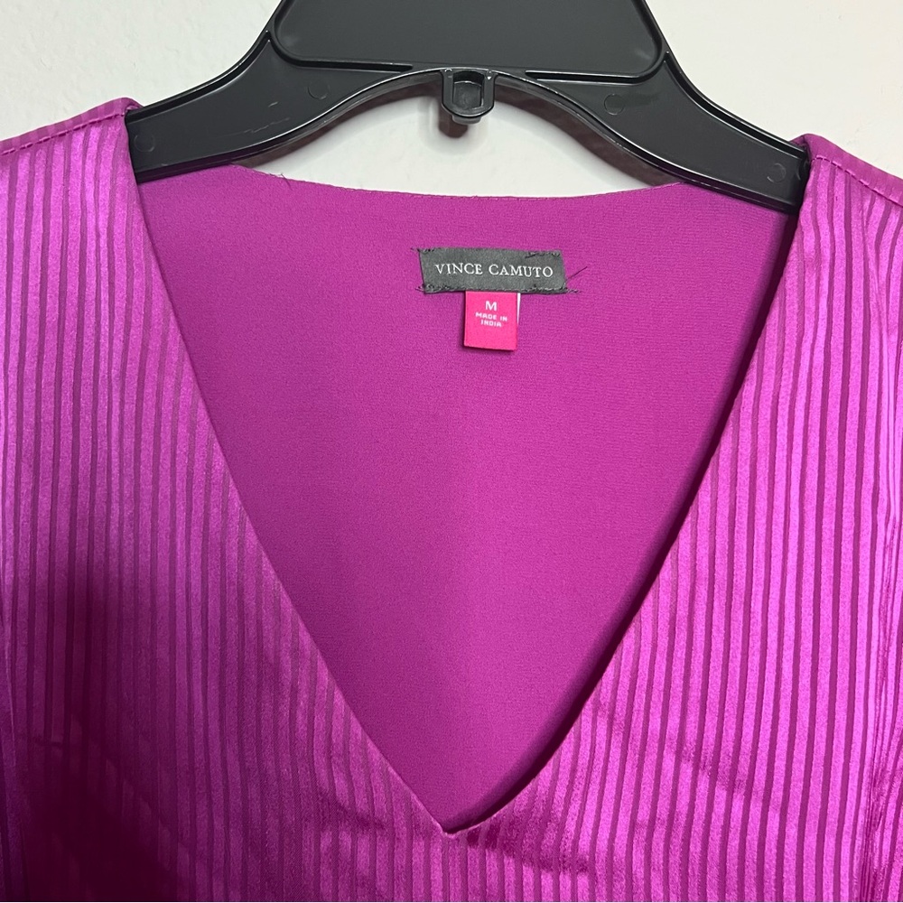 Vince Camuto V-neck Bubble Sleeve Satin Stripe Top in vibrant fuschia Size: M - Picture 3 of 4
